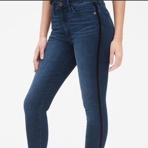 Gap super high rise skinny with velour stripe detail size 27